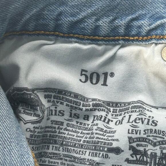 Women's Levi's button fly 2 1/2 inseam 501 mid rise jean shorts size 25 - Picture 3 of 5